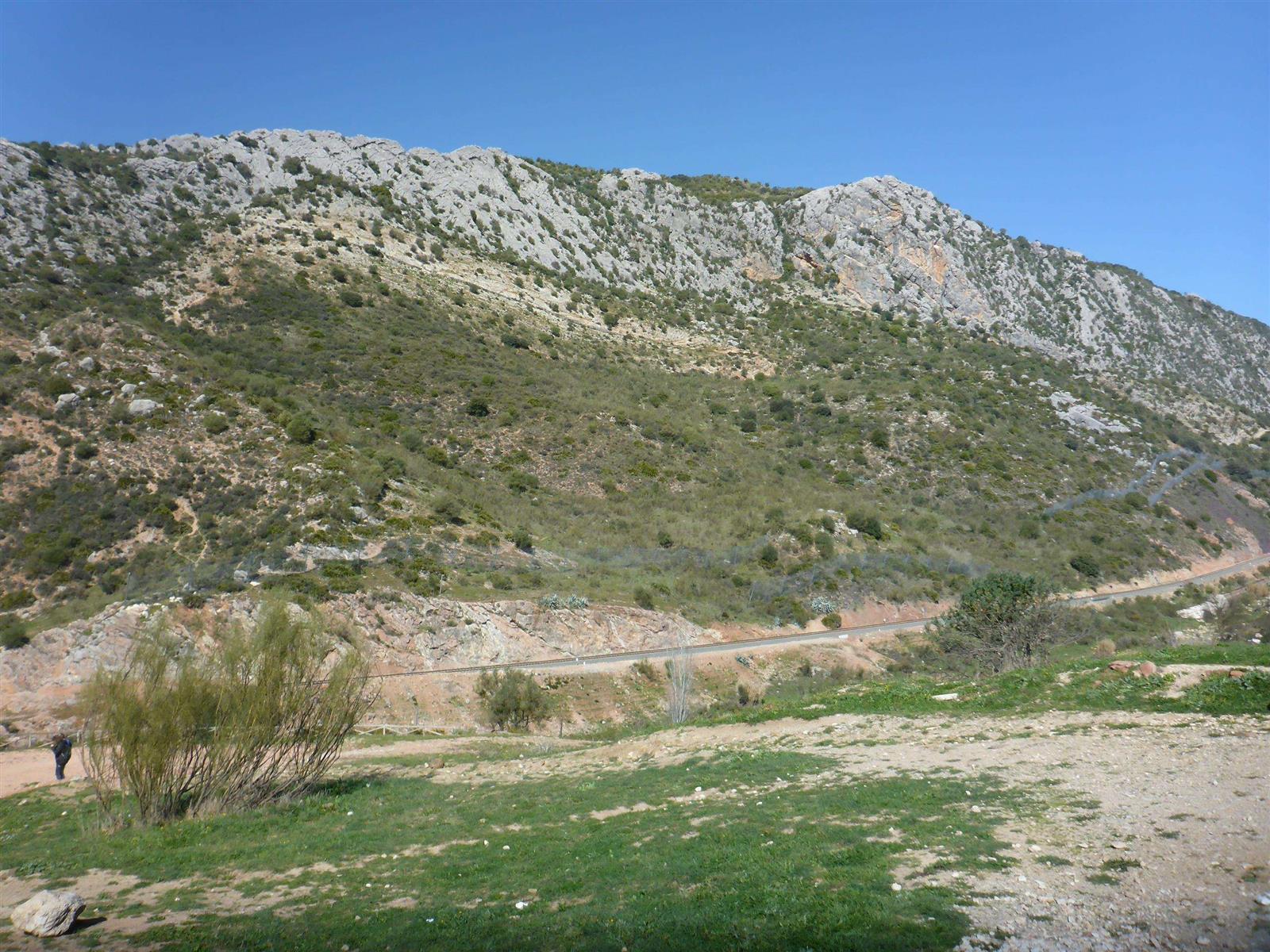 Boca de la Cueva del Gato con la cascada y la poza natural en la Serranía de Ronda, Málaga