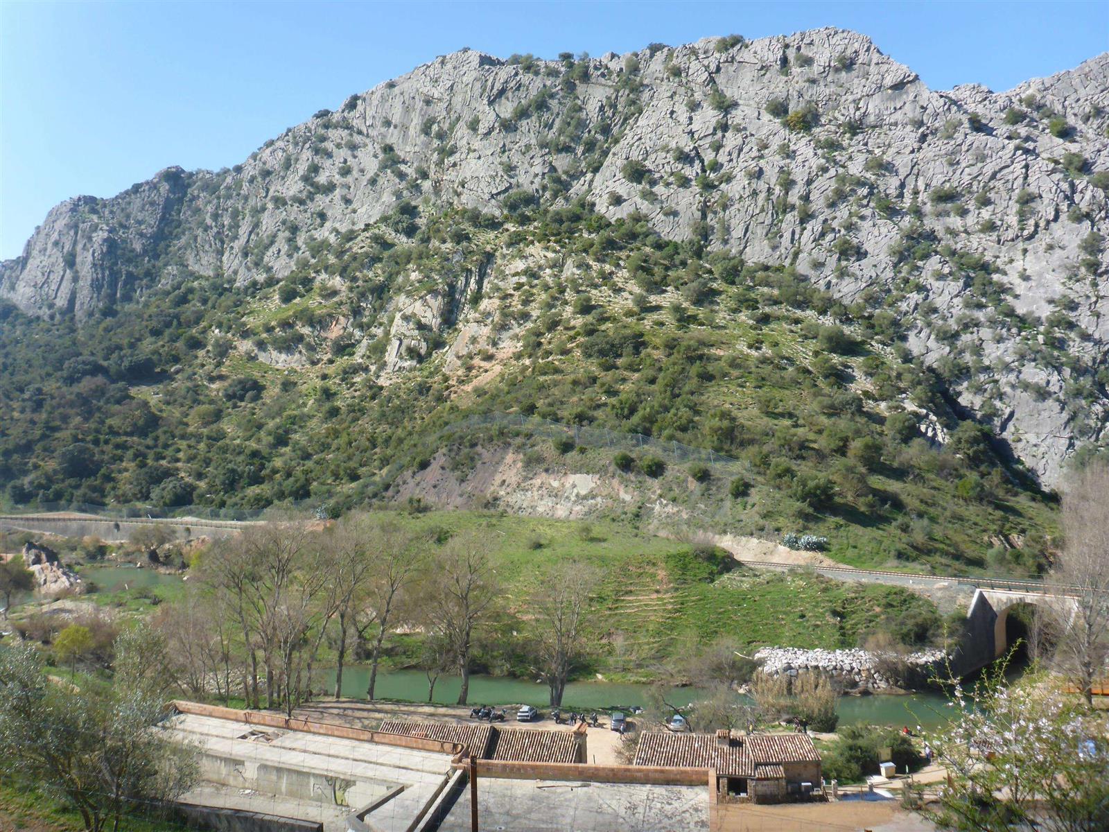 Entorno del río Guadiaro junto a la Cueva del Gato, Benaoján, Serranía de Ronda, Málaga