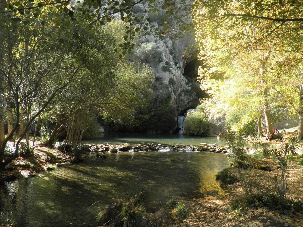 Vista exterior de la Cueva del Gato desde el sendero de acceso junto al río Guadiaro