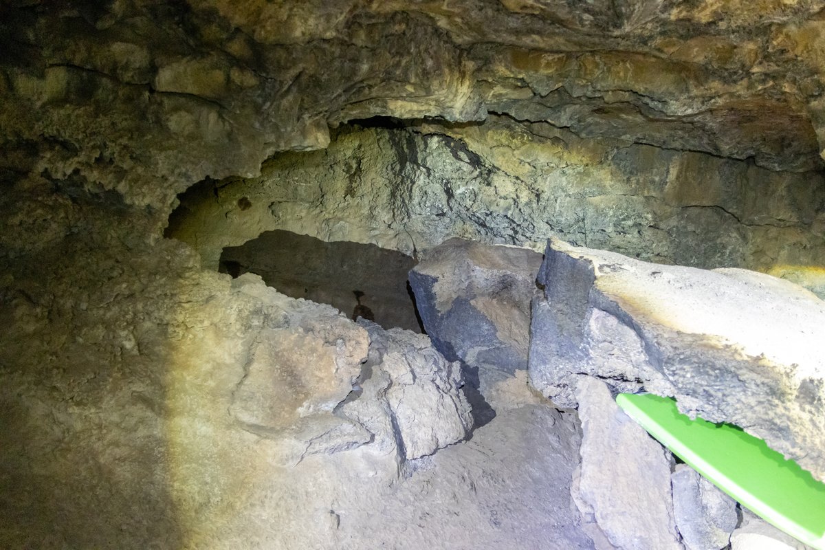 Interior profundo de la Cueva del Viento, Tenerife: sección del tubo volcánico con formaciones lávicas y techos de basalto oscuro