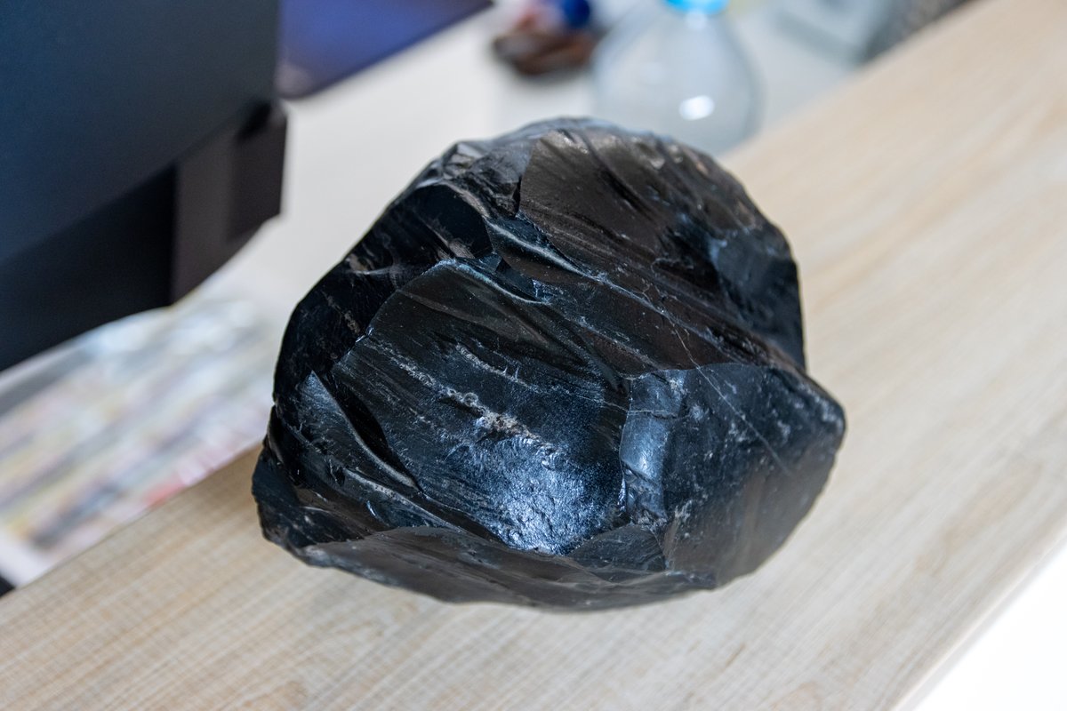 Formaciones de obsidiana y roca volcánica en la Cueva del Viento, Tenerife: superficie de basalto con cristales vítreos volcánicos