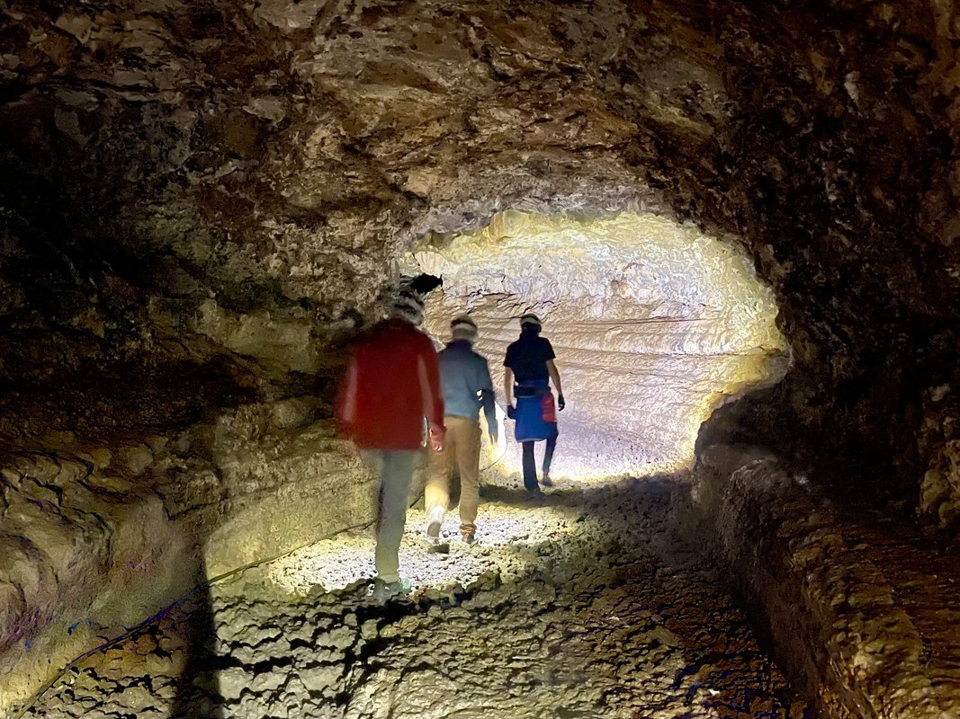 Interior de la Cueva del Viento en Icod de los Vinos, Tenerife: galería del tubo volcánico con iluminación artificial en la oscuridad