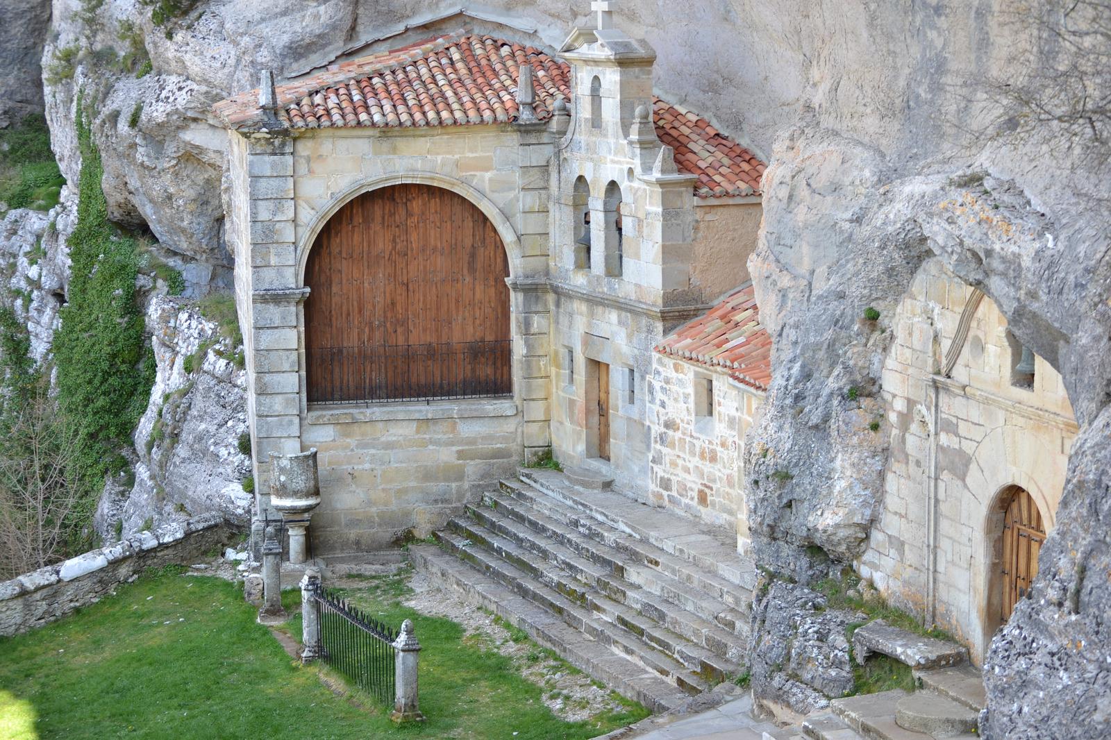 Fachada principal de la Ermita de San Bernabé