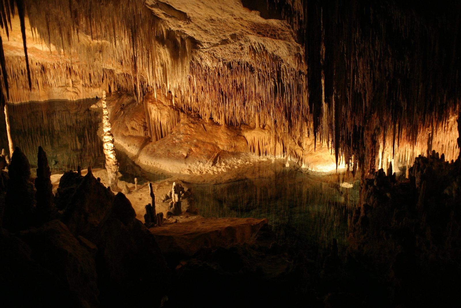 Interior y formaciones sobre el agua en las Cuevas del Drach