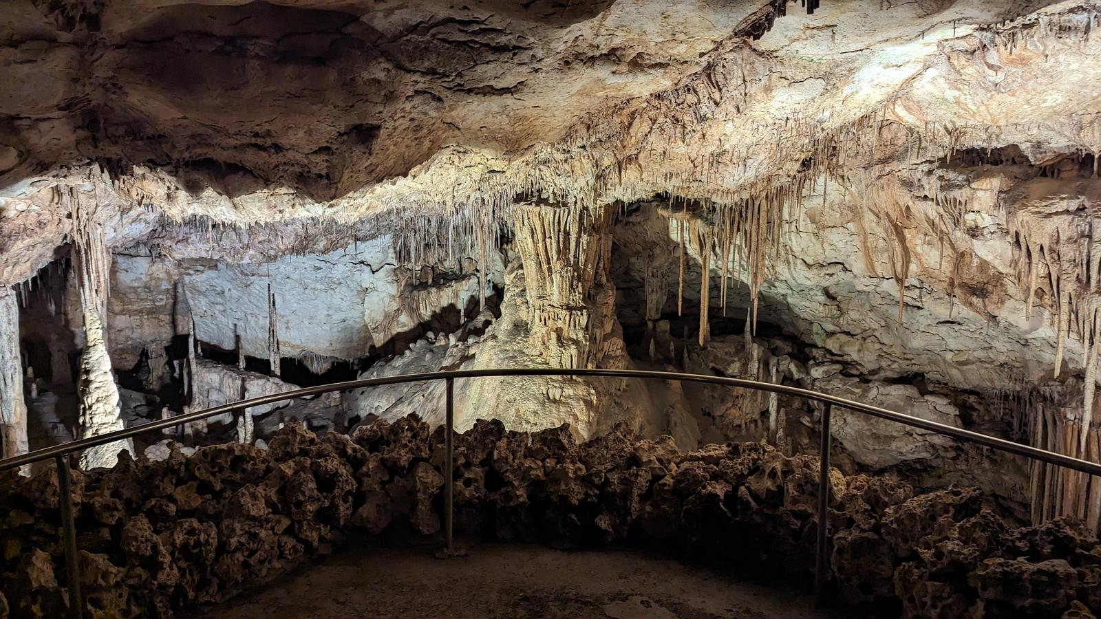 Estalactitas y estalagmitas en el interior de la cueva