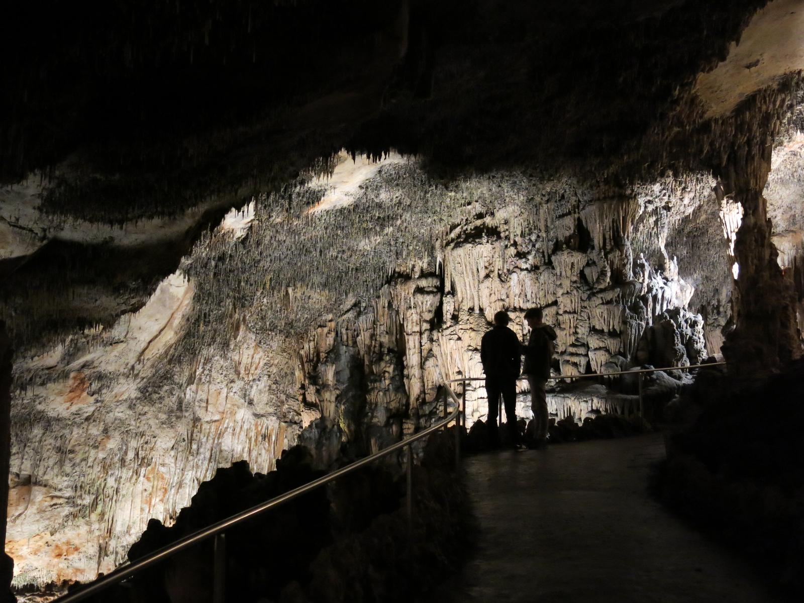 Pasarela interior del recorrido en Cuevas del Drach