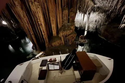 Interior de las Cuevas del Drach en Manacor con el lago Martel iluminado, la cueva más grande de Mallorca