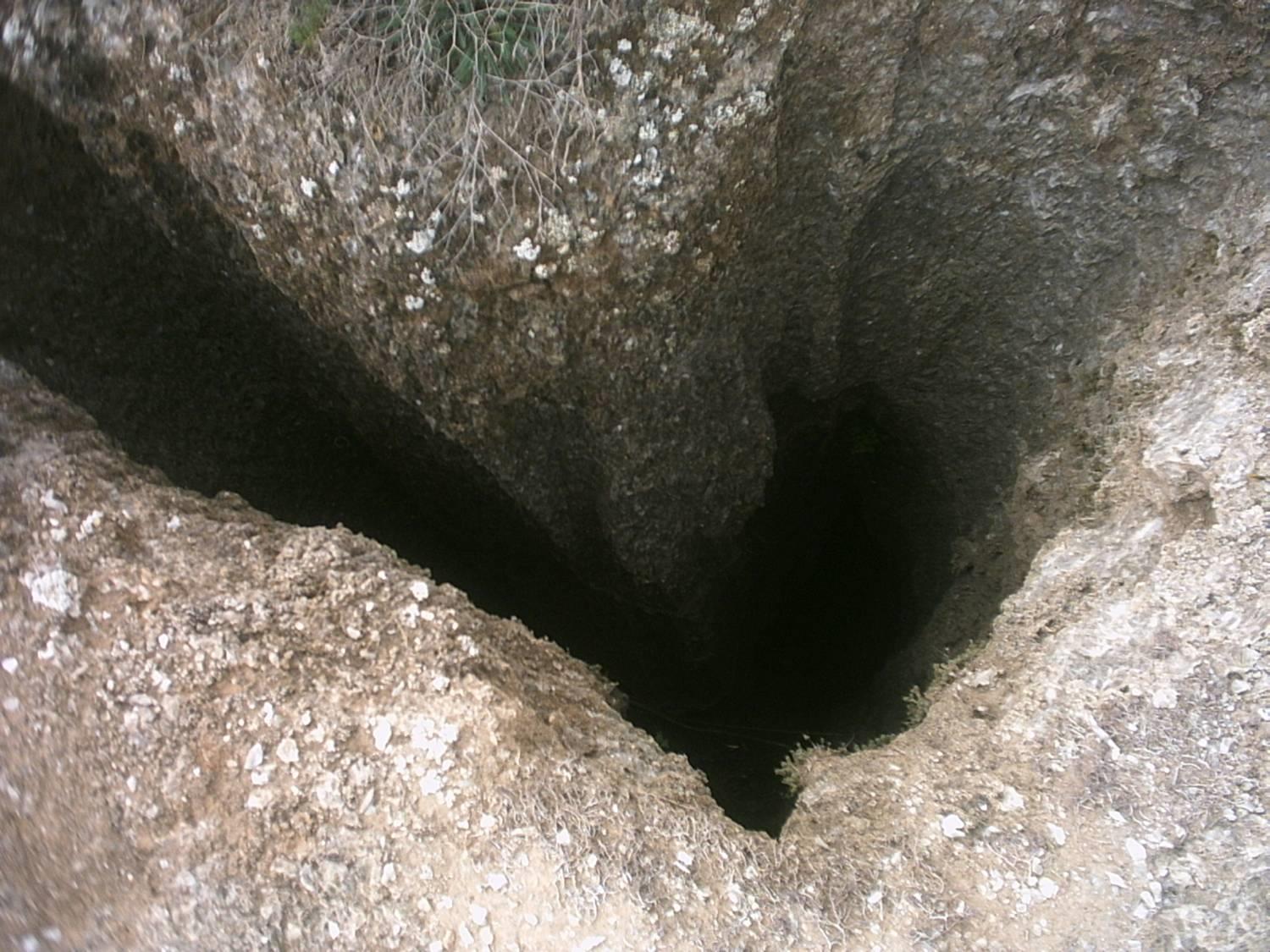 Pozo kárstico en el Karst en Yesos de Sorbas, abertura vertical en el terreno de yeso característica del sistema kárstico de Sorbas, Almería