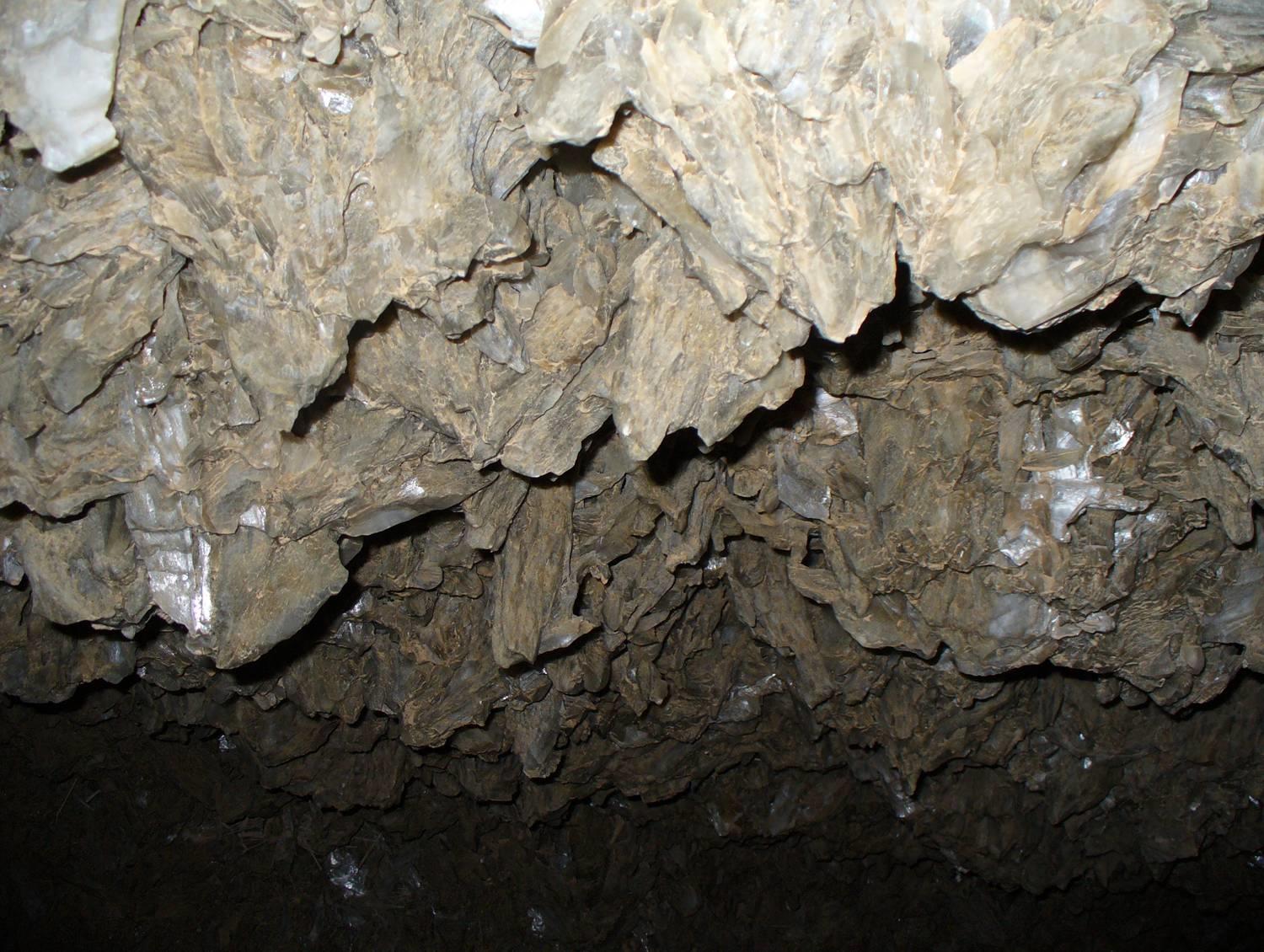 Interior de la Cueva del Yeso de Sorbas, formaciones de yeso y espeleotemas en las paredes de la cavidad, Almería