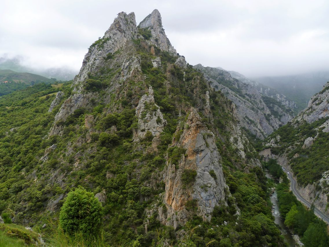 Río Deva en el fondo del Desfiladero de la Hermida, Cantabria