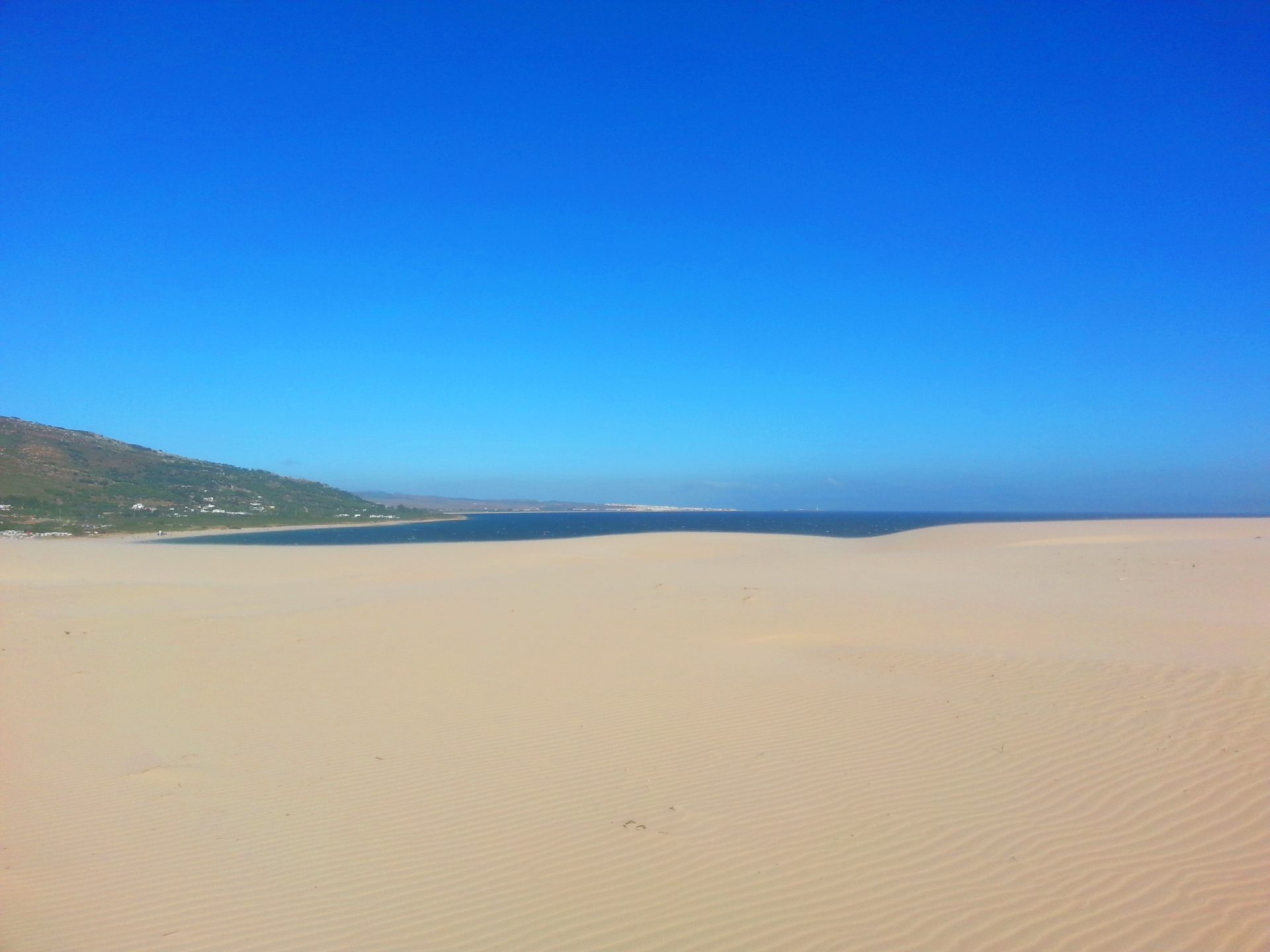 Dunas de Punta Paloma con el mar turquesa y cielo azul, Tarifa