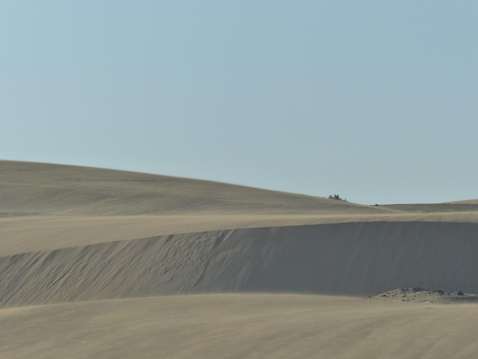 Aguas turquesa junto a las dunas