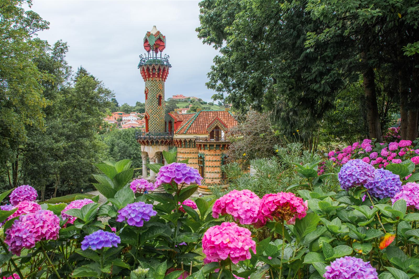 Fachada lateral de El Capricho de Gaudí en Comillas mostrando los azulejos de girasol pintados a mano y la torre mudejarista