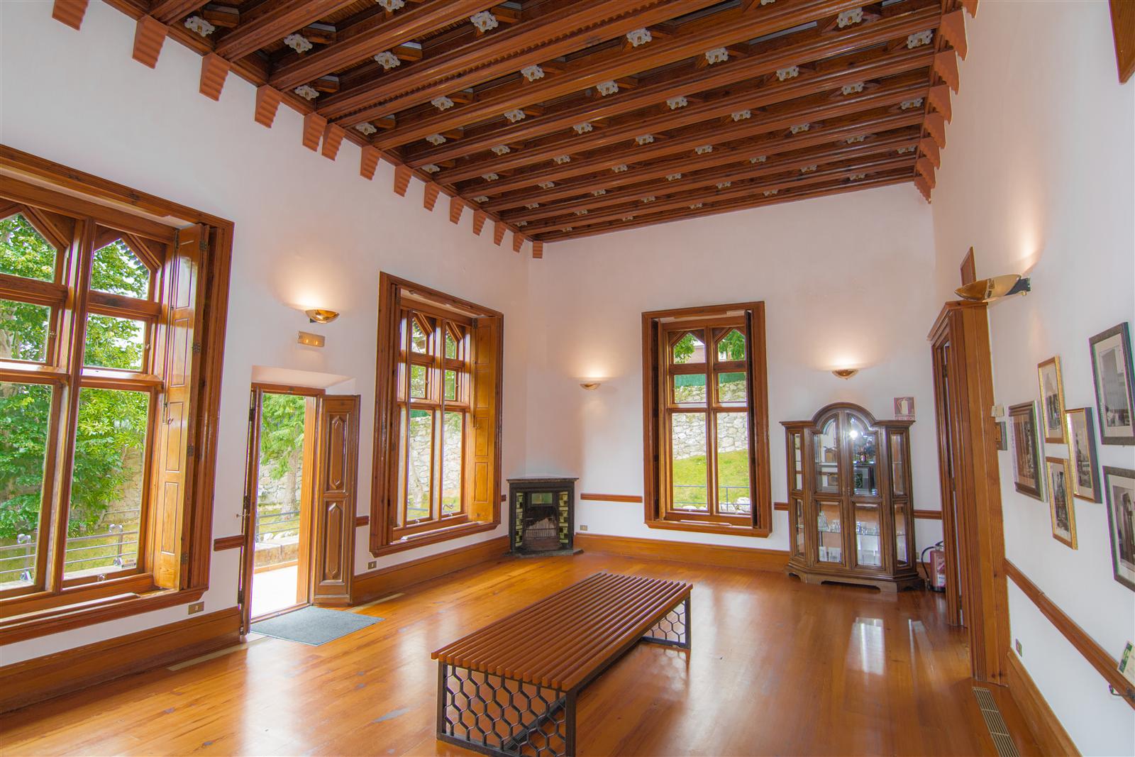 Detalle del balcón de El Capricho de Gaudí en Comillas, con pilastras decoradas y cerámica vidriada