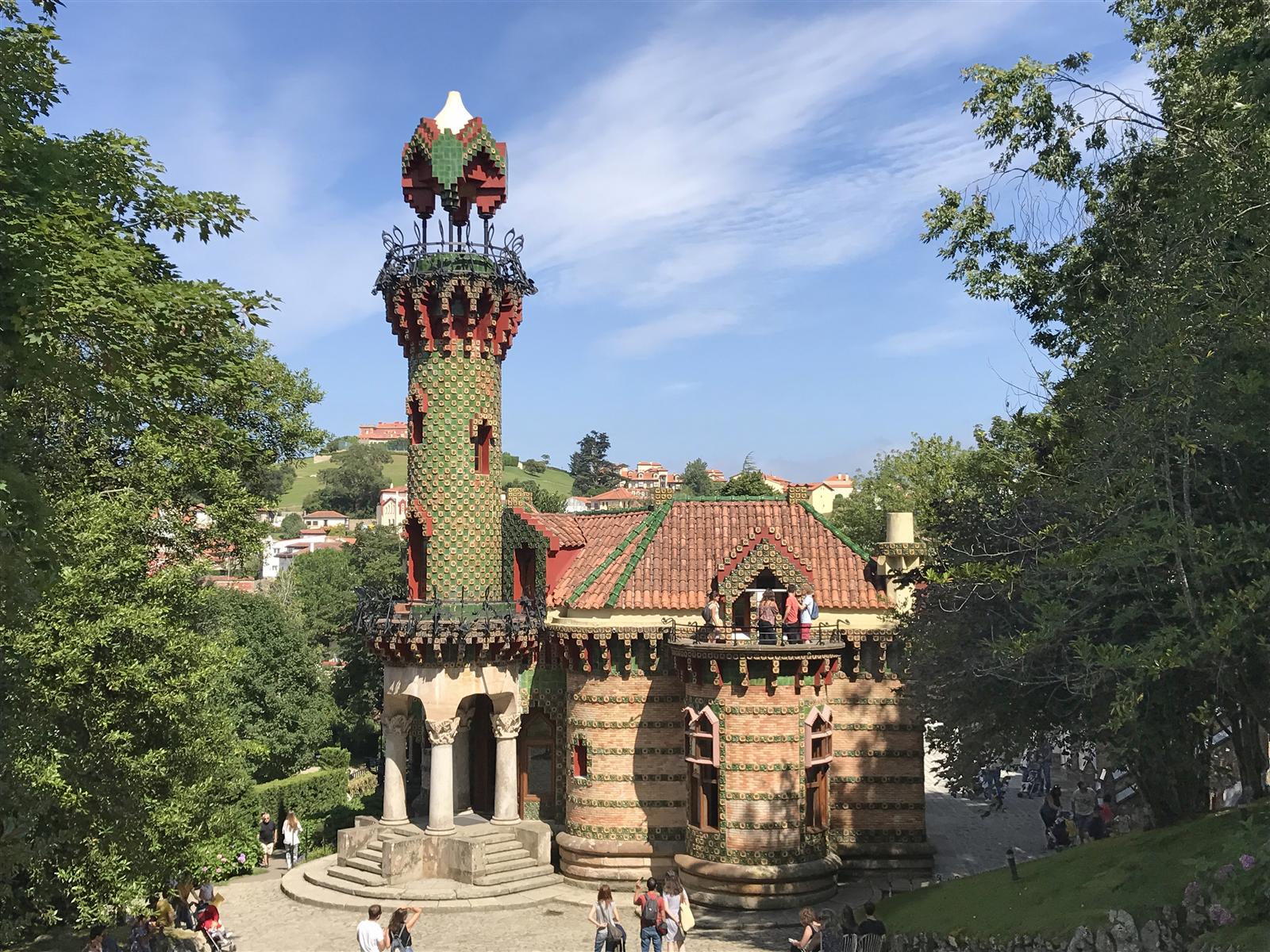 Primer plano de un azulejo de girasol de la fachada de El Capricho de Gaudí, Comillas, Cantabria