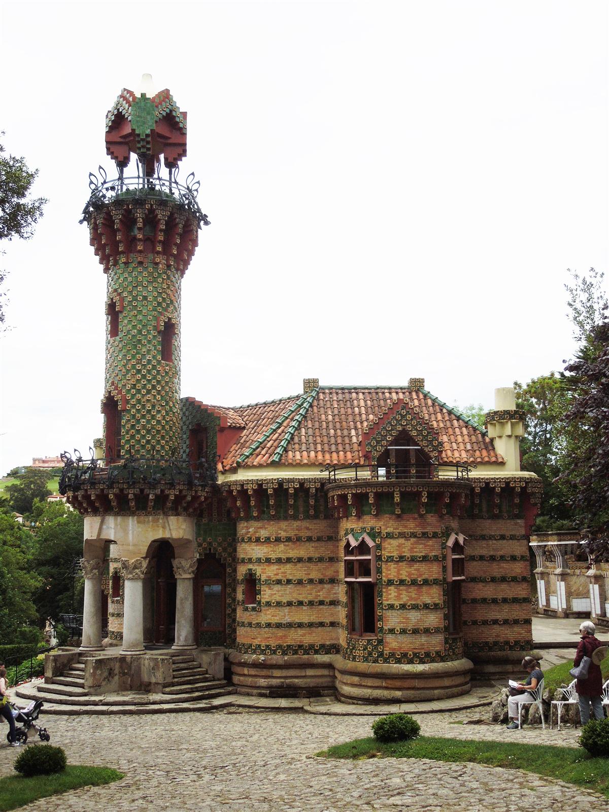 Interior de El Capricho de Gaudí en Comillas, con techos pintados y detalles decorativos originales del arquitecto
