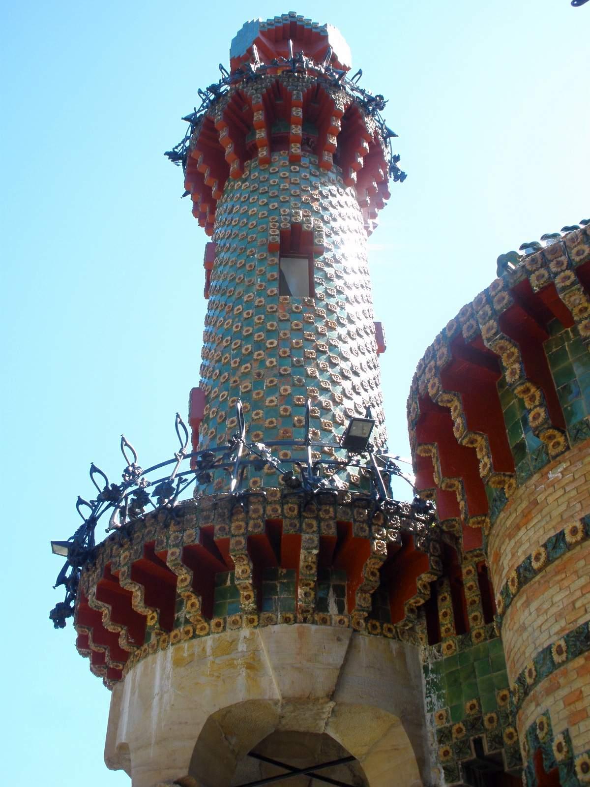 Vista de El Capricho de Gaudí en Comillas, Cantabria: villa modernista con fachada de azulejos de girasol y torre orientalista