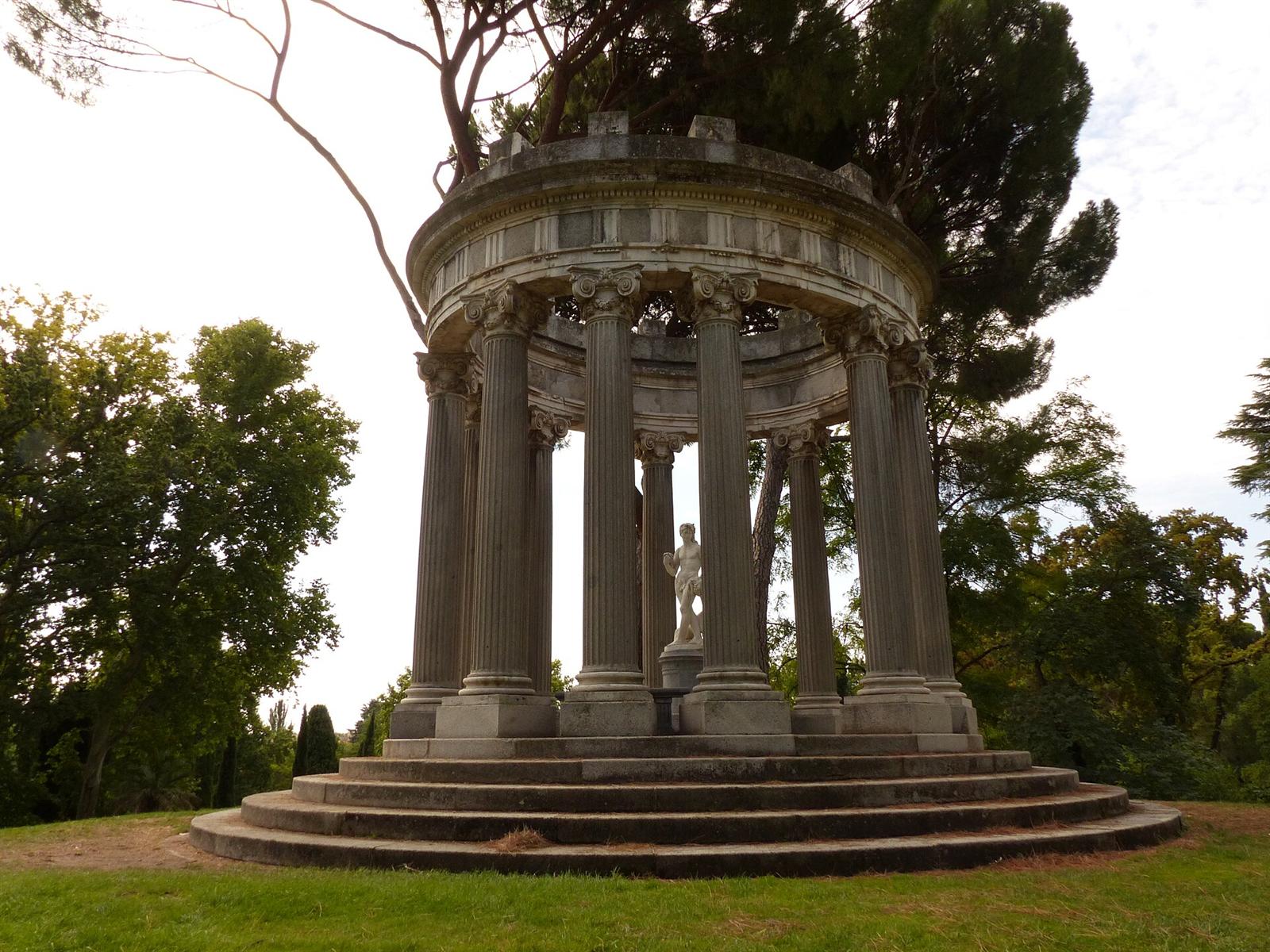 Templete de Baco, la construcción más reconocible del jardín de El Capricho