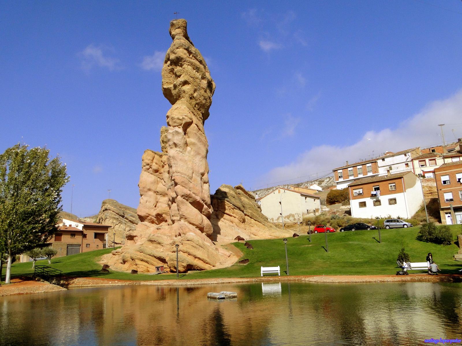 El Picuezo y la Picueza, los dos monolitos de roca arenisca de Autol, vista frontal desde el parque