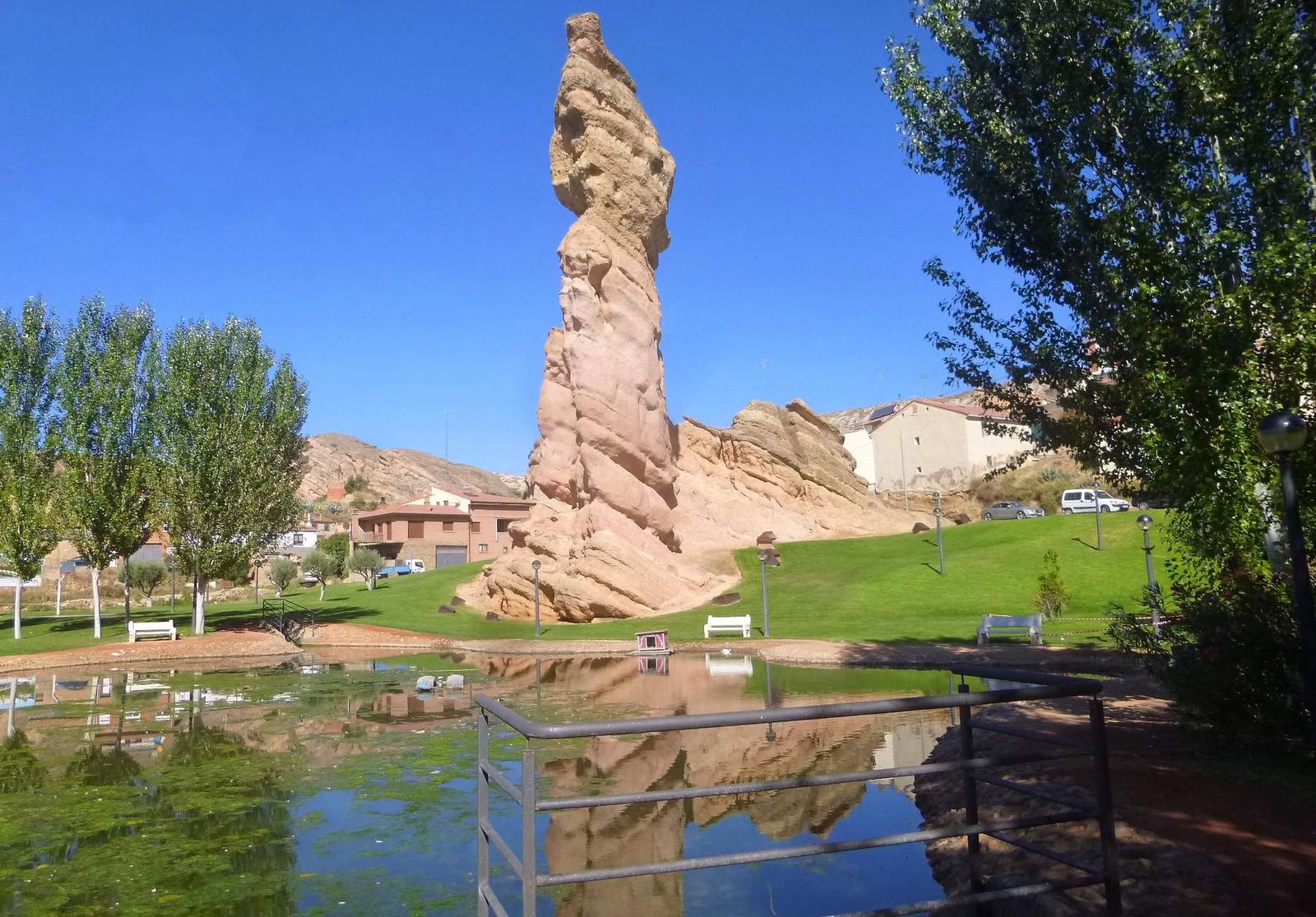 El Picuezo y la Picueza de Autol vistos desde el camino inferior, con cielo despejado