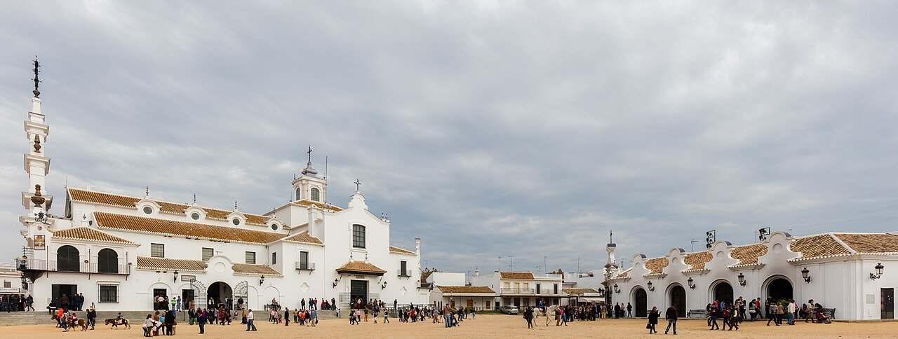 Ermita de El Rocío sobre las marismas de Doñana, Huelva