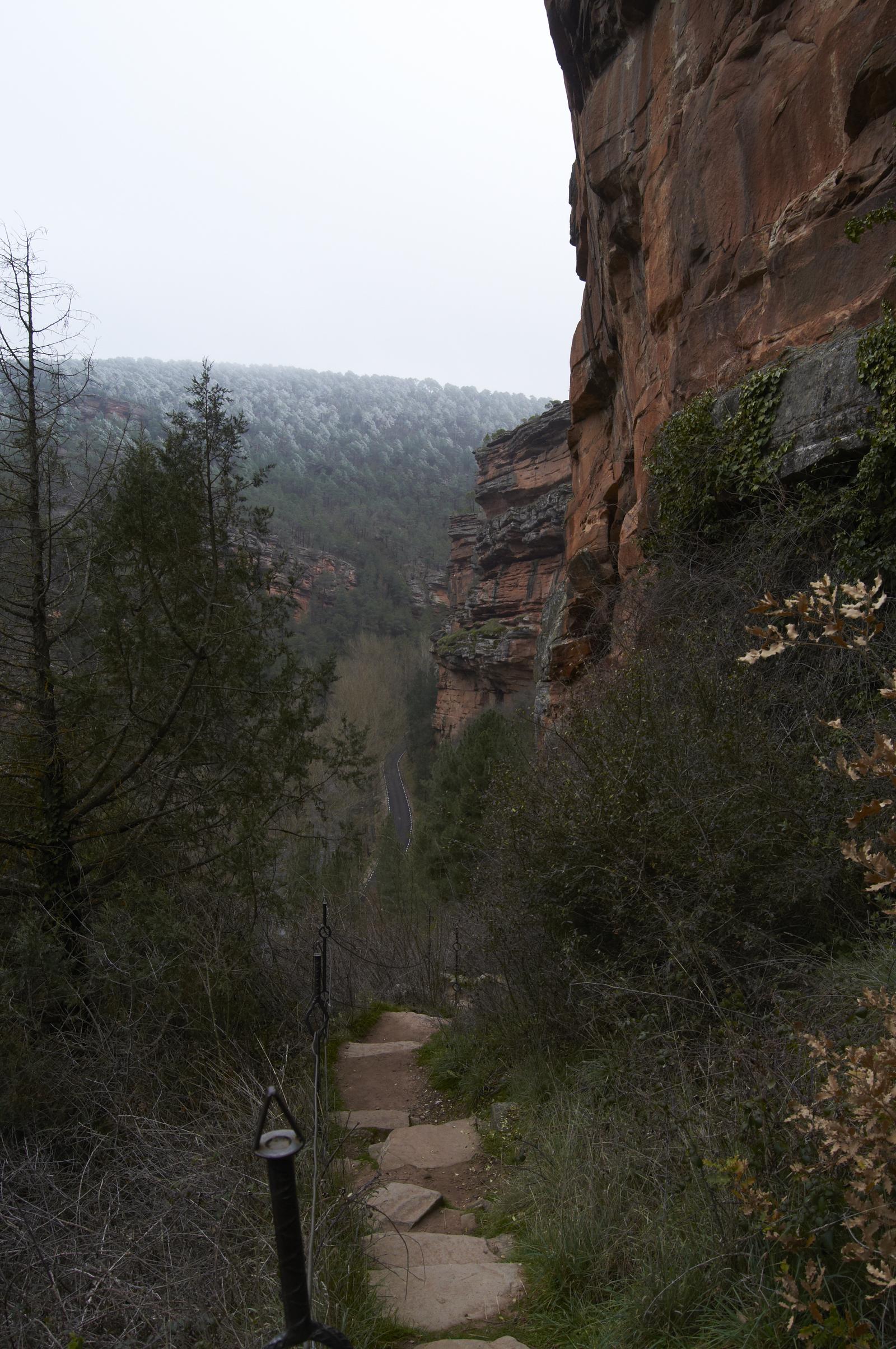 Sendero de acceso entre las paredes del barranco