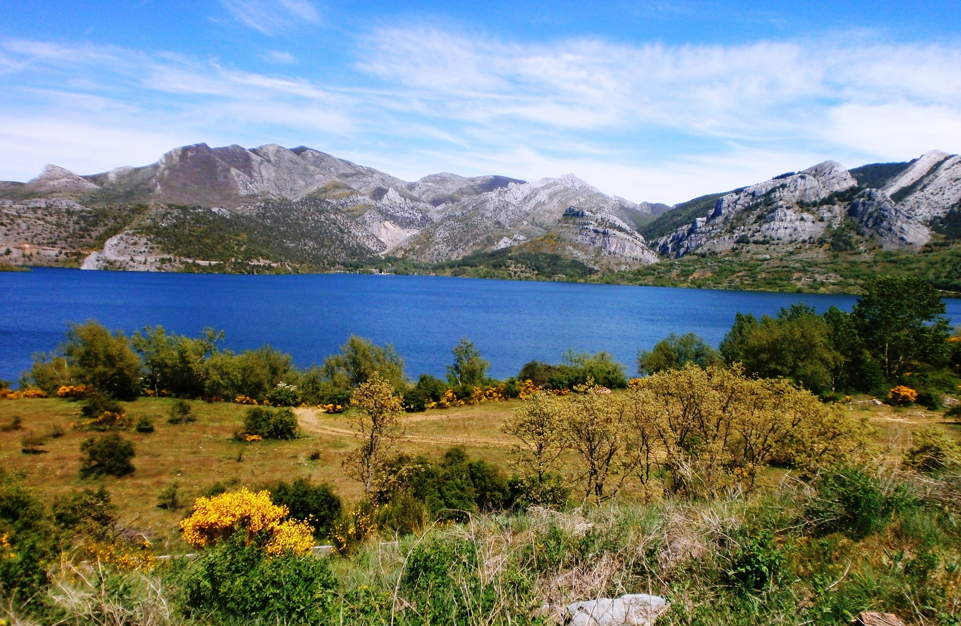 Vista del Viaducto de los Barrios sobre el embalse de Barrios de Luna, León