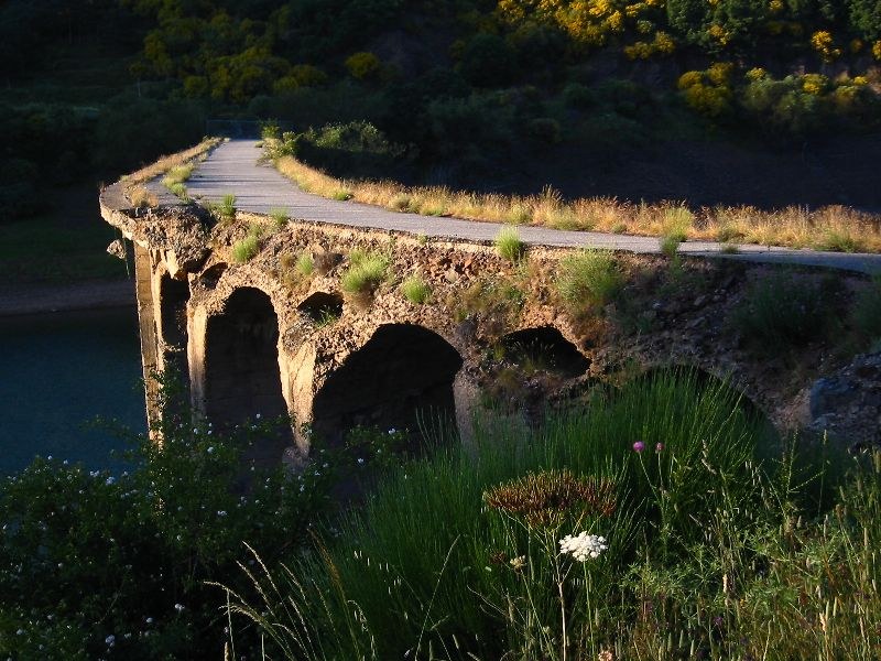 Aguas del Embalse de Barrios de Luna entre las montañas leonesas, León, Castilla y León