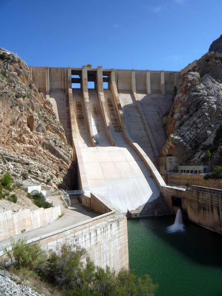 Presa de Contreras vista de frente, río Cabriel, Valencia