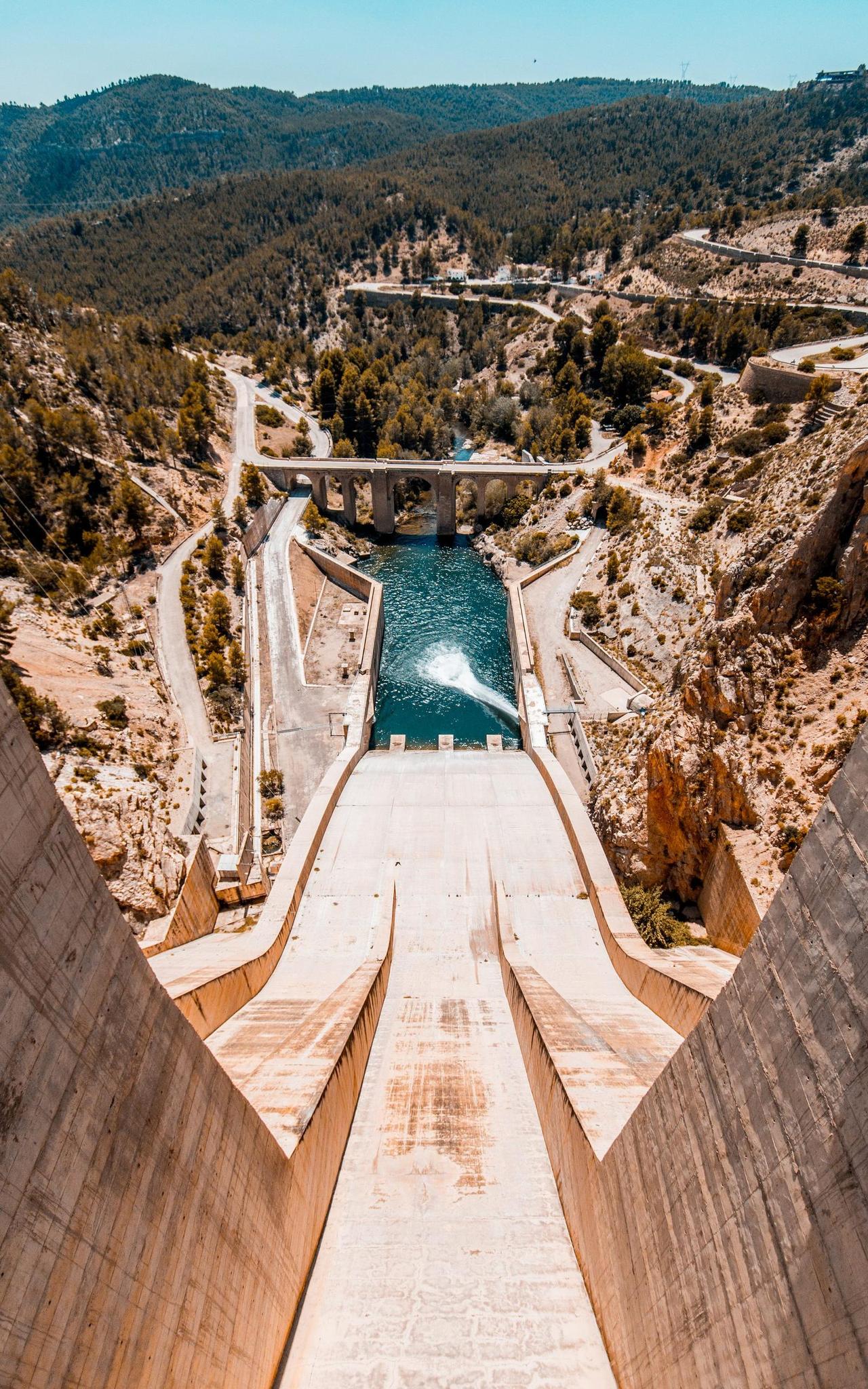 Vista del Embalse de Contreras con el agua turquesa y los acantilados, límite Valencia-Cuenca