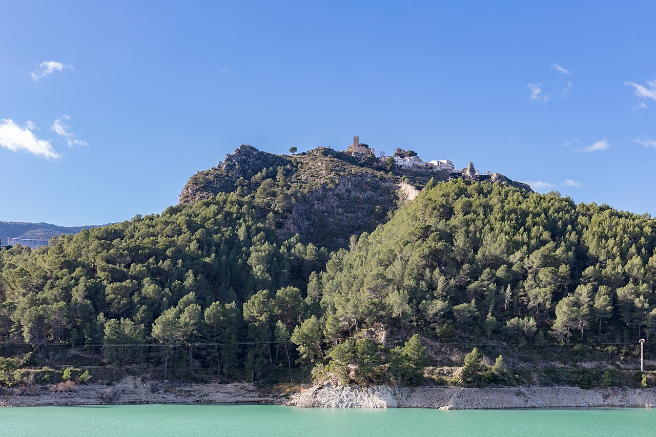 Vista del Embalse de Guadalest con reflejo de montañas, Alicante