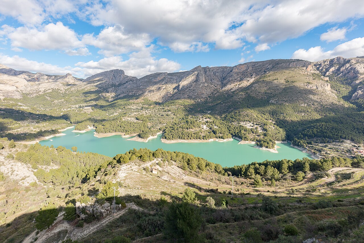 Vista elevada del Embalse de Guadalest, Alicante