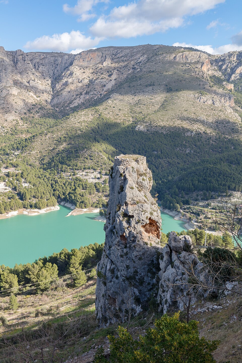 Acantilados y aguas del Embalse de Guadalest, Alicante