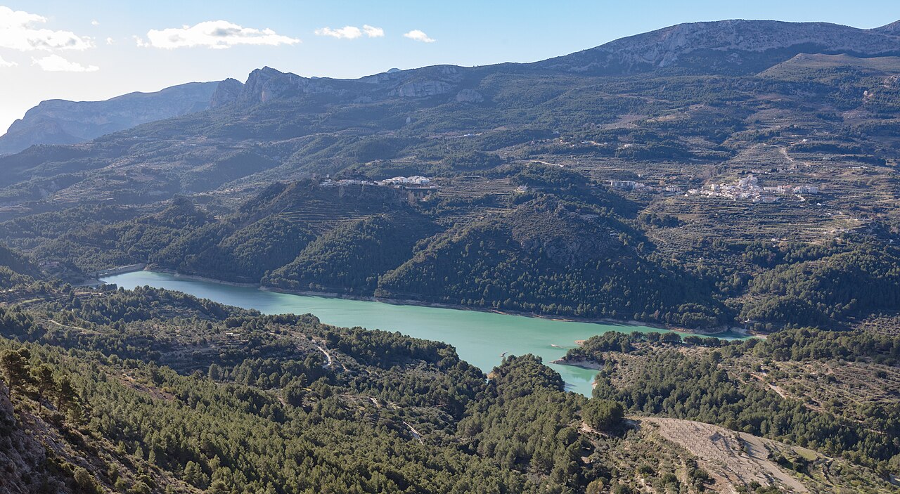 Embalse de Guadalest con aguas turquesas y montañas, Alicante