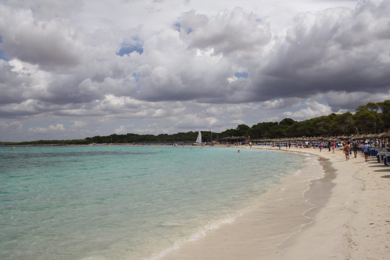 Playa de Es Trenc con aguas turquesas y arena blanca en el sur de Mallorca