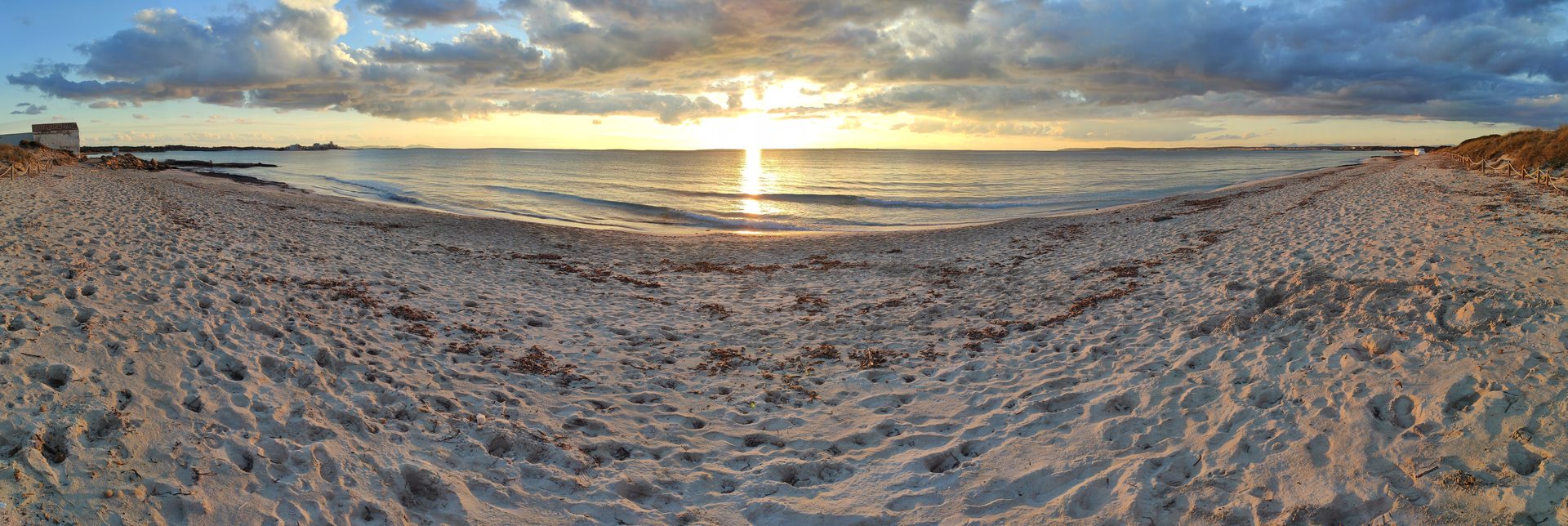 Vista panorámica al atardecer de la playa de Es Trenc, Campos, Mallorca, Illes Balears
