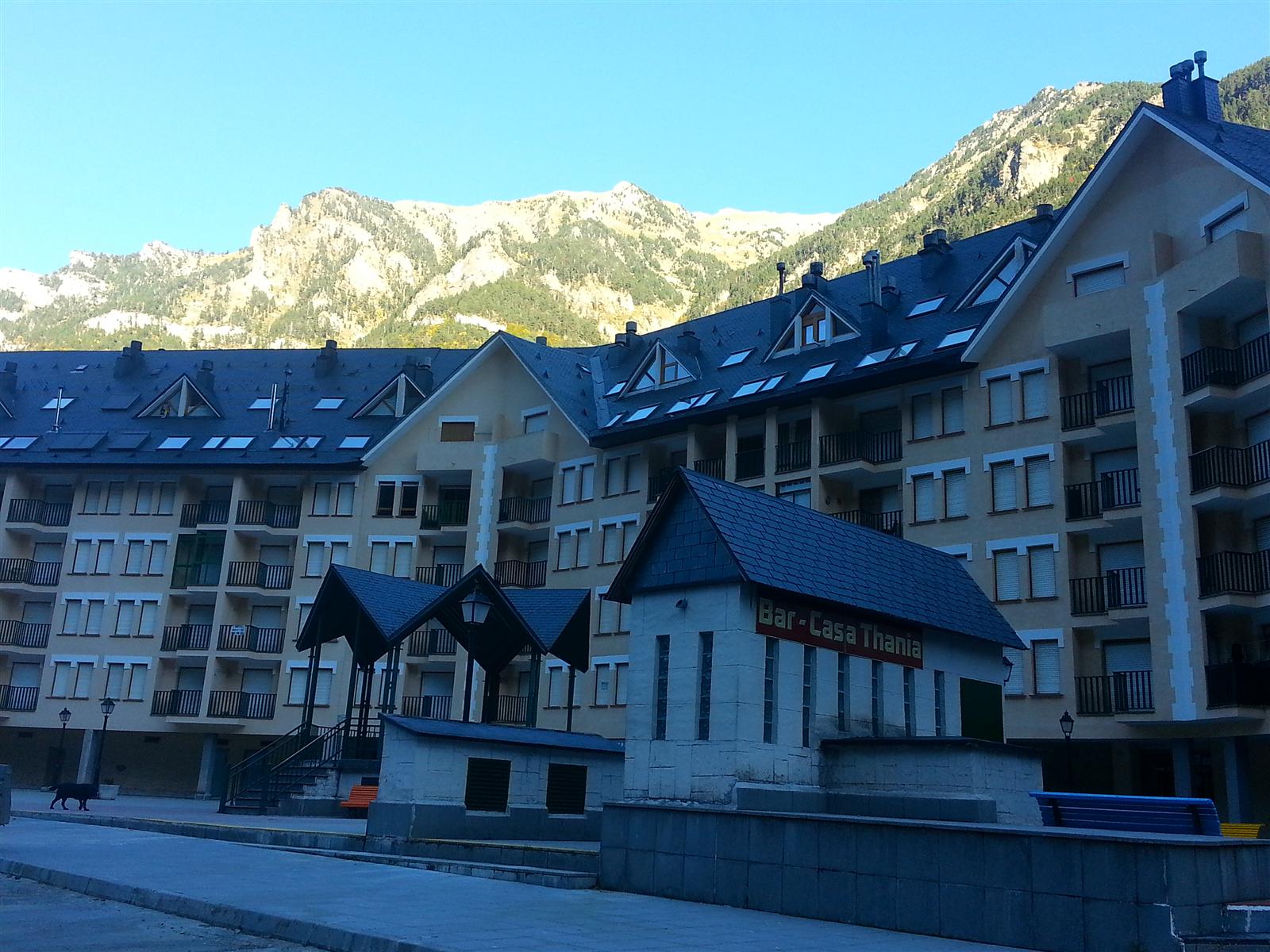 Estación Internacional de Canfranc en invierno, con nieve en las montañas del Pirineo al fondo