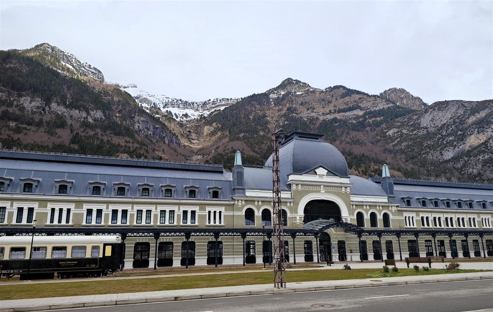 Vista frontal de la Estación Internacional de Canfranc, con su fachada Beaux-Arts de 241 metros entre las montañas del Pirineo aragonés, Huesca