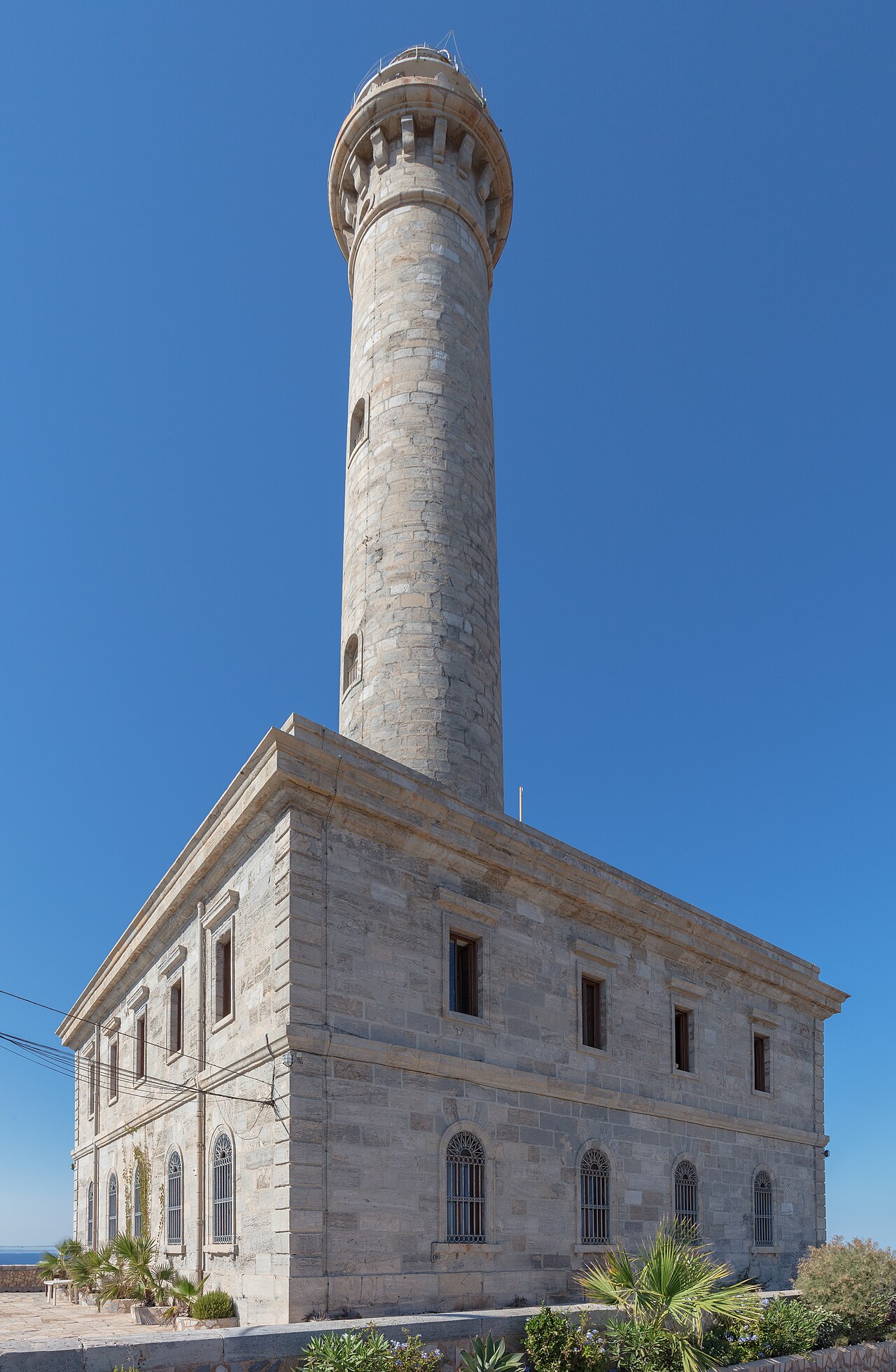 Vista del faro y las rocas de Cabo de Palos desde el litoral