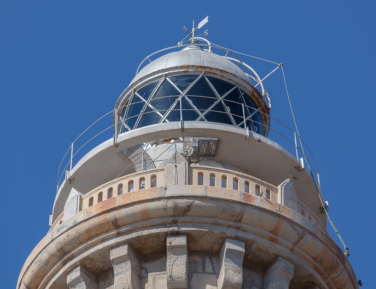 Panorámica del Faro de Cabo de Palos y el mar desde la cima del cabo
