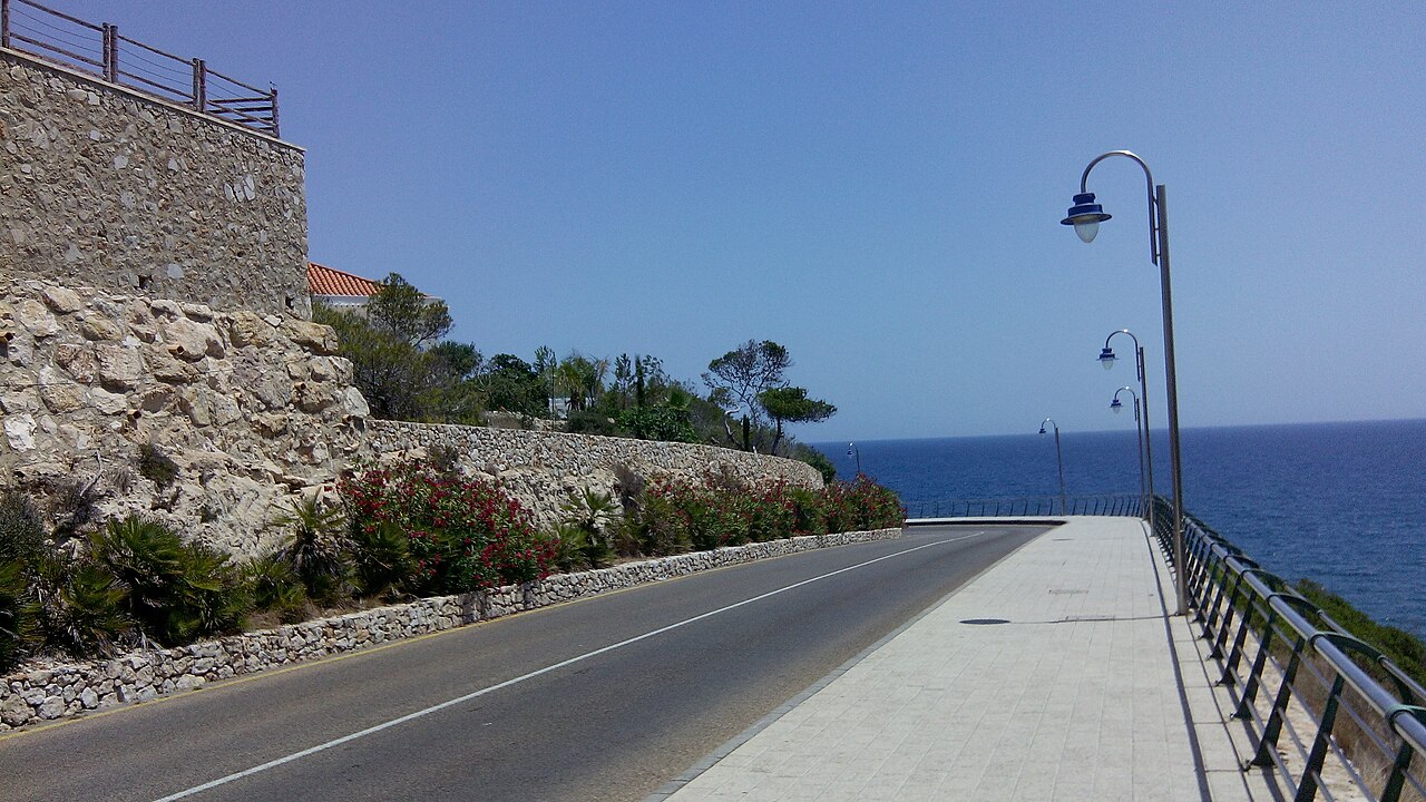 Faro de Cullera — mirador sobre el Mediterráneo desde el Cabo de Cullera, Valencia