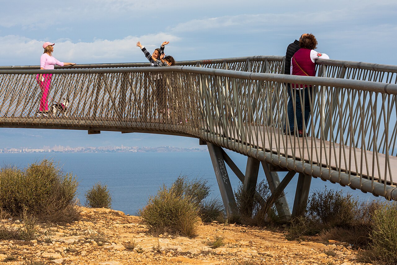 Mirador del Faro de Santa Pola con pasarelas y vistas al mar, Alicante