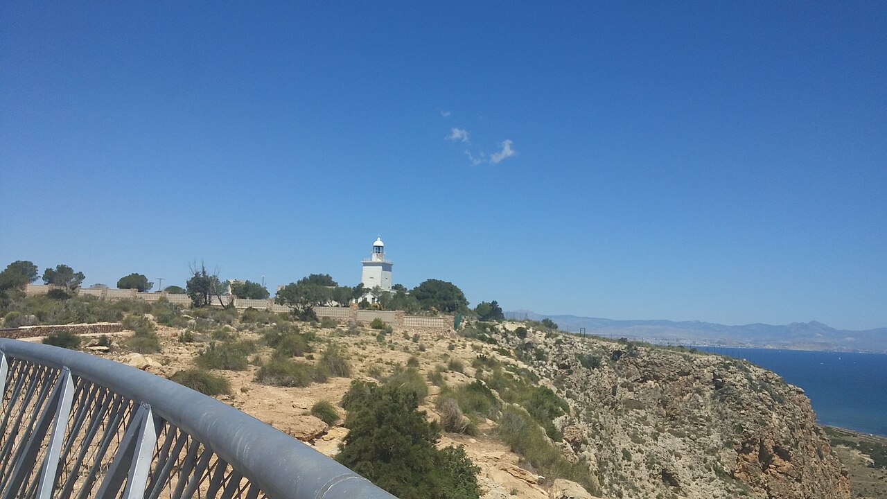 Vista del Faro de Santa Pola sobre los acantilados del Cabo de Santa Pola, Alicante