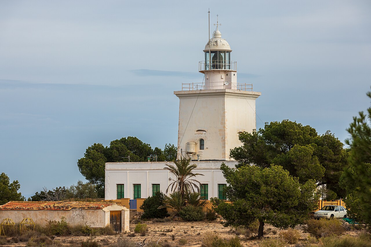 Faro de Santa Pola visto desde el oeste, con el Mediterráneo al fondo, Alicante