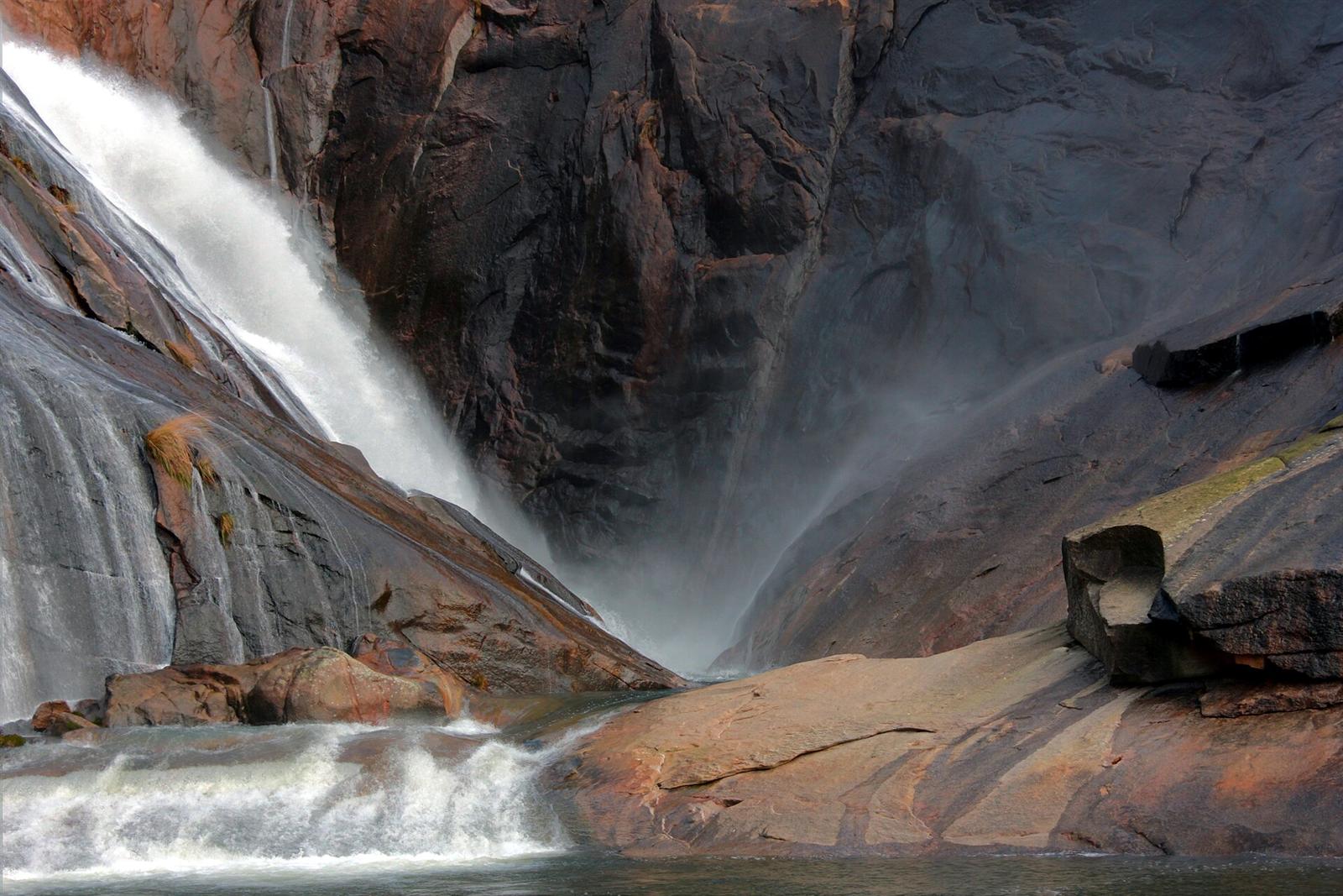 La Fervenza do Ézaro cayendo sobre la roca granítica del río Xallas