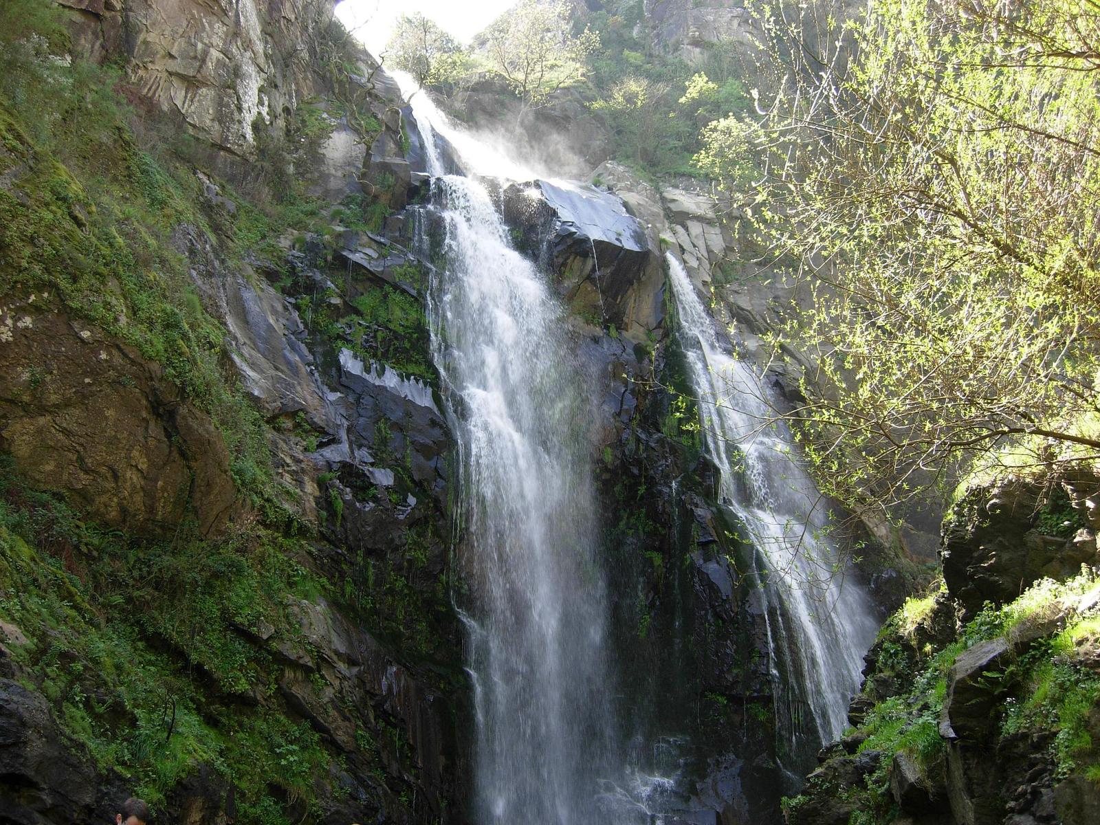 Vista de la cascada a contraluz, con niebla de agua