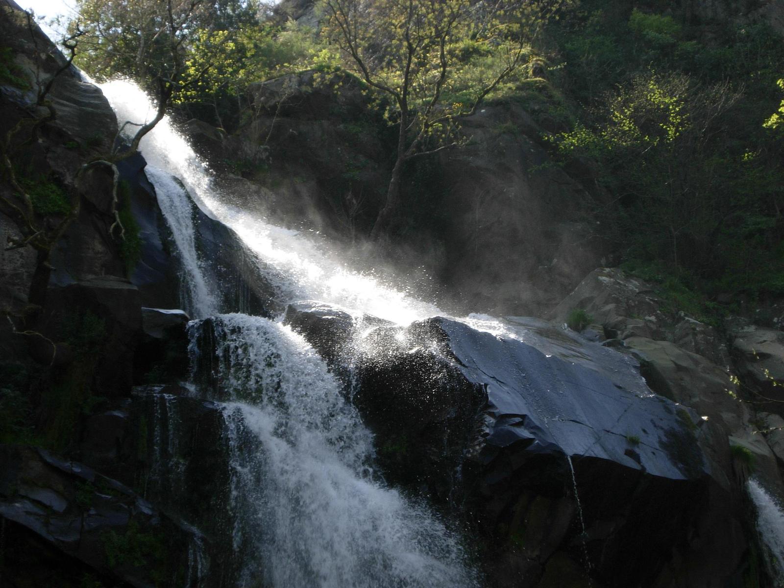Detalle de la caída de agua sobre las rocas