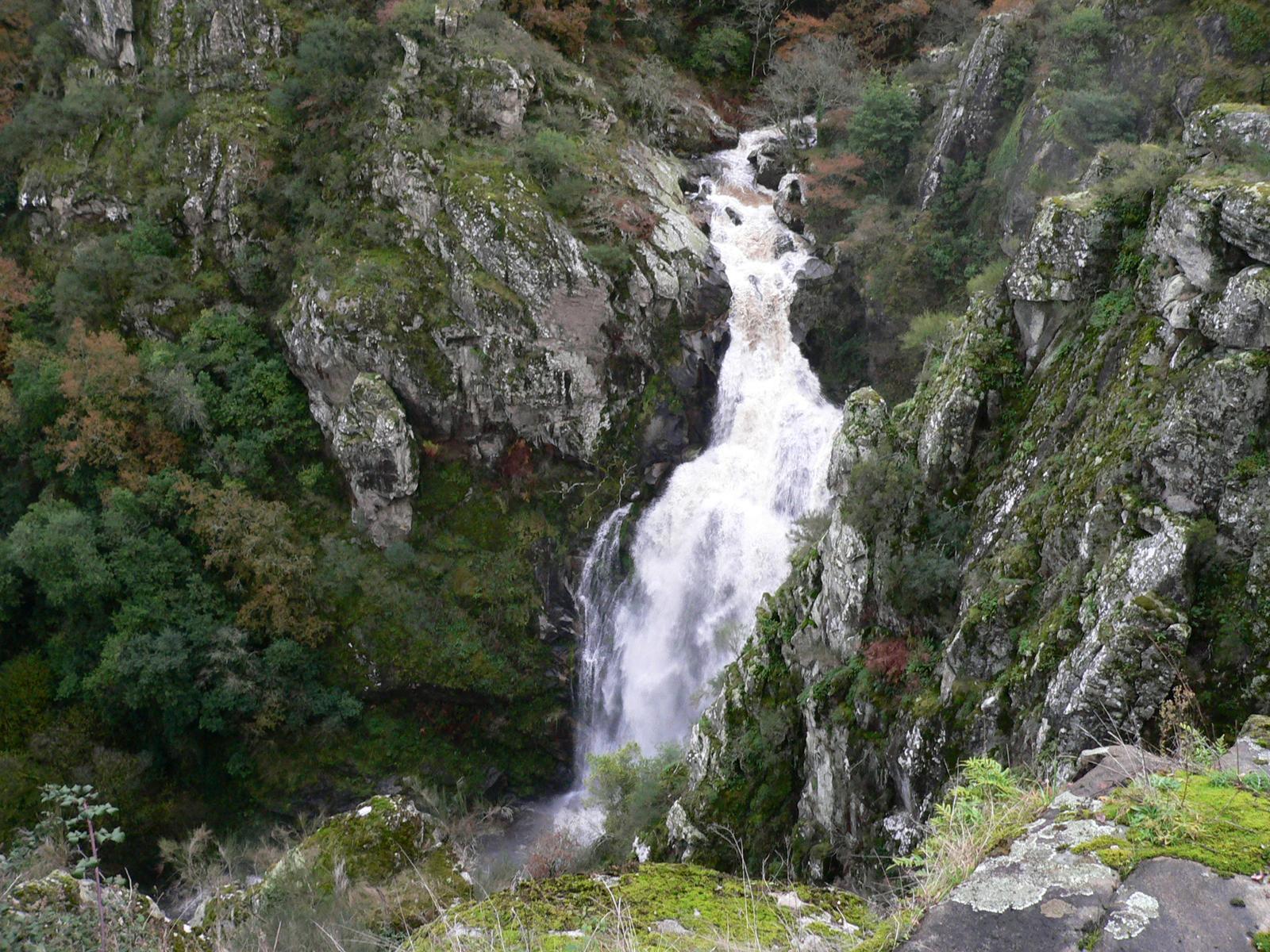 Fervenza do Toxa cayendo por el desfiladero rocoso