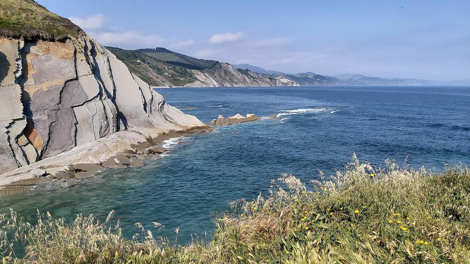 Vista de la línea de costa con los estratos de flysch extendiéndose hacia Deba