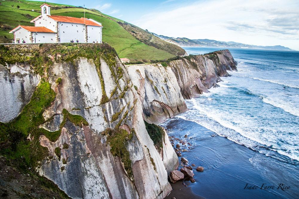 Ermita de San Telmo sobre los acantilados de flysch de Zumaia